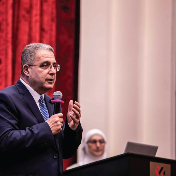 البروفيسور غسان عواد، مدير جامعة أبوظبي، يرحب بالضيوف والحضور