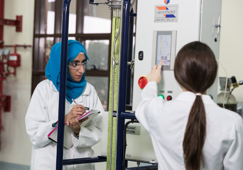 طالبات في معمل الهندسة الكيميائية جامعة أبوظبي