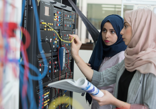 طالبات بكالوريوس العلوم في الهندسة الكهربائيّة من جامعة أبوظبي