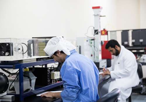طالبان يدرسان بكالوريوس العلوم في الهندسة الميكانيكية في جامعة أبوظبي