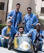 مجموعة من طلاب بكالوريوس العلوم في الهندسة الميكانيكية في جامعة أبوظبي
